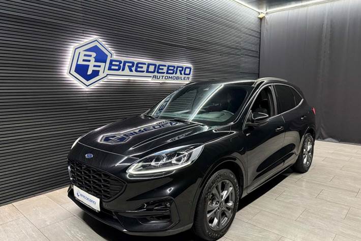 Sort Ford Kuga fra 2021 set udefra