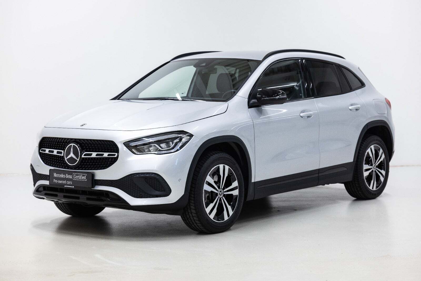 Sølv Mercedes GLA250 e fra 2022 set udefra