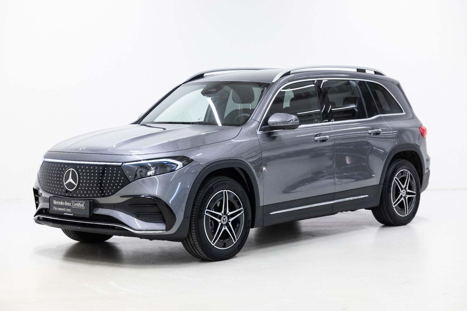 Grå Mercedes EQB250+ fra 2026 set udefra