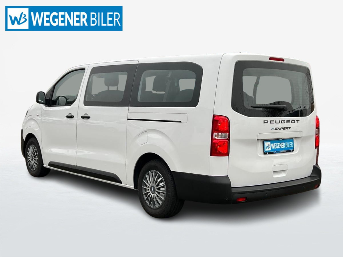 Hvid Peugeot e-Traveller fra 2024 set udefra
