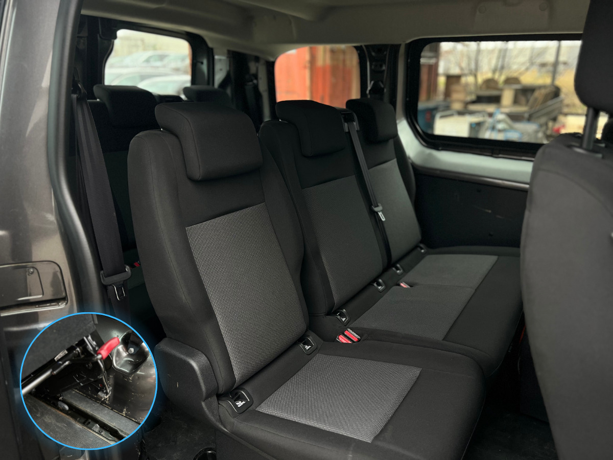 Hvid Peugeot e-Traveller fra 2024 set indefra