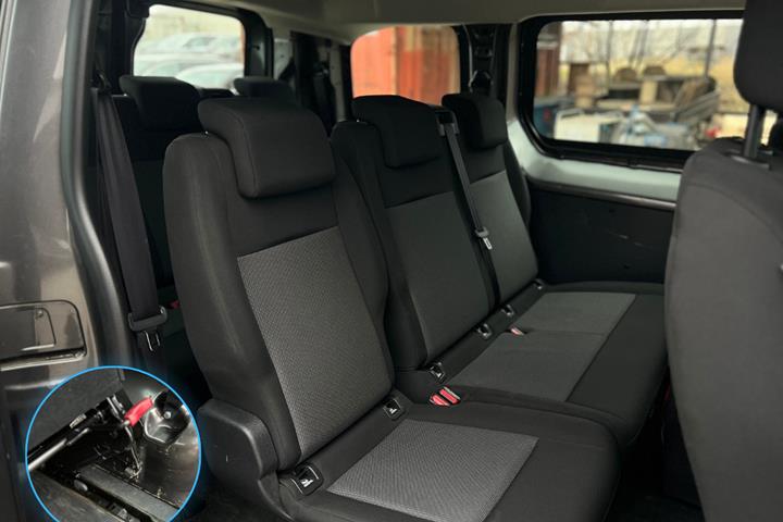 Hvid Peugeot e-Traveller fra 2024 set indefra