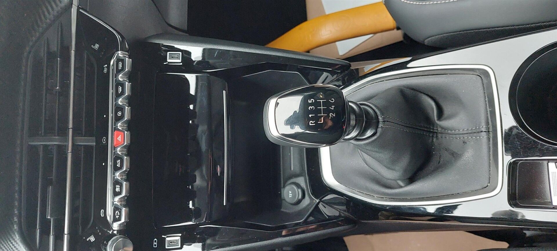 Sort Peugeot 208 fra 2024