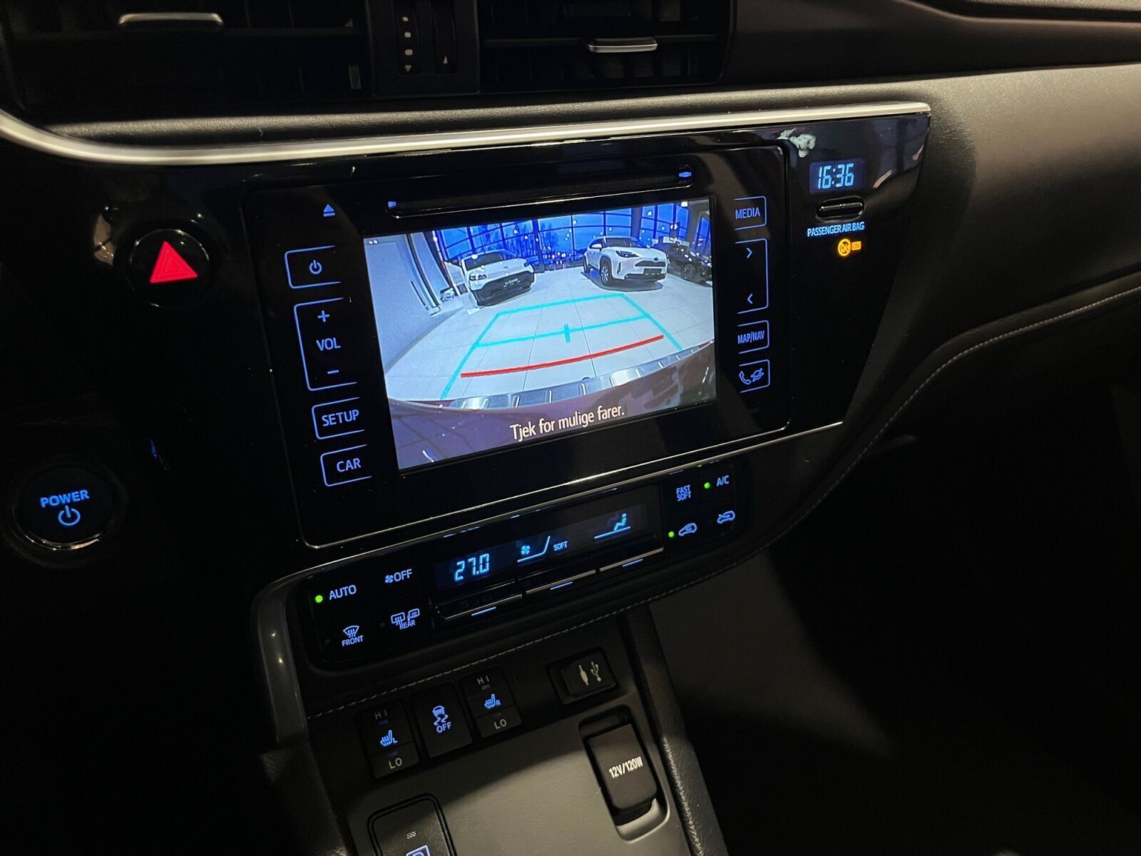 Rød Toyota Auris fra 2017