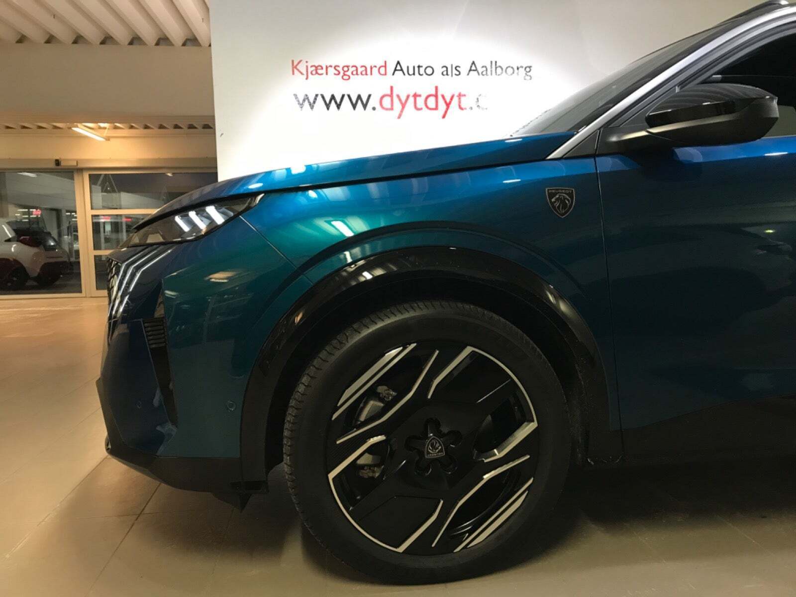 Blå Peugeot e-3008 fra 2024