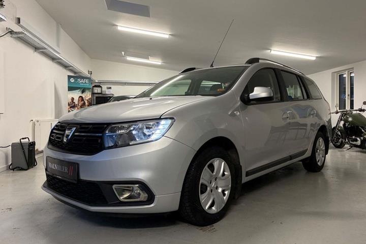 Sølv Dacia Logan fra 2016 set udefra