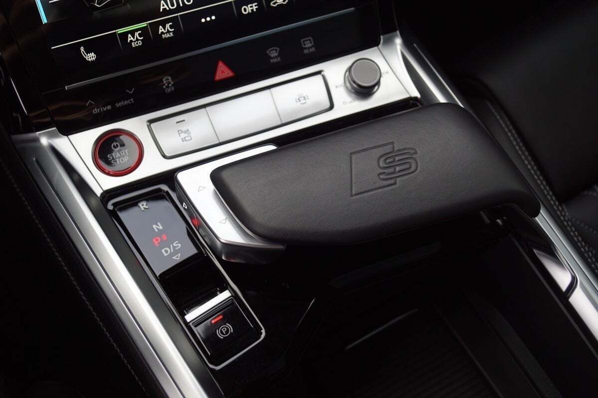 Grå Audi e-tron S fra 2021