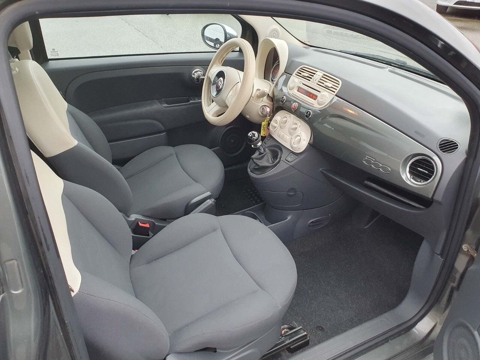 Grå Fiat 500 fra 2013