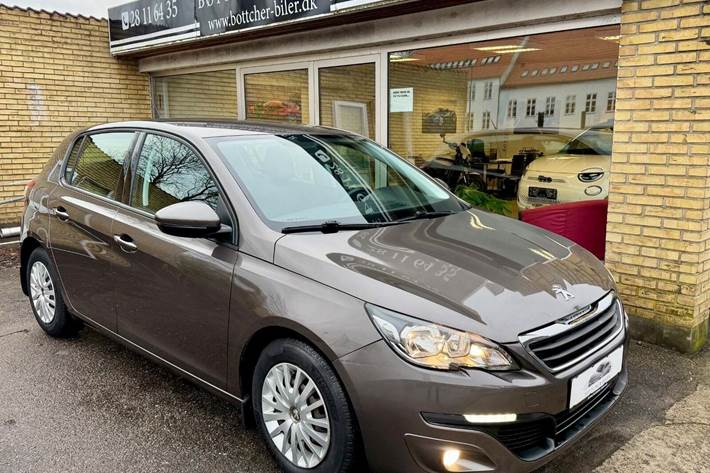 Grå Peugeot 308 fra 2014 set udefra