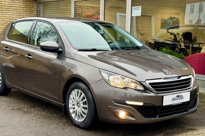 Grå Peugeot 308 fra 2014