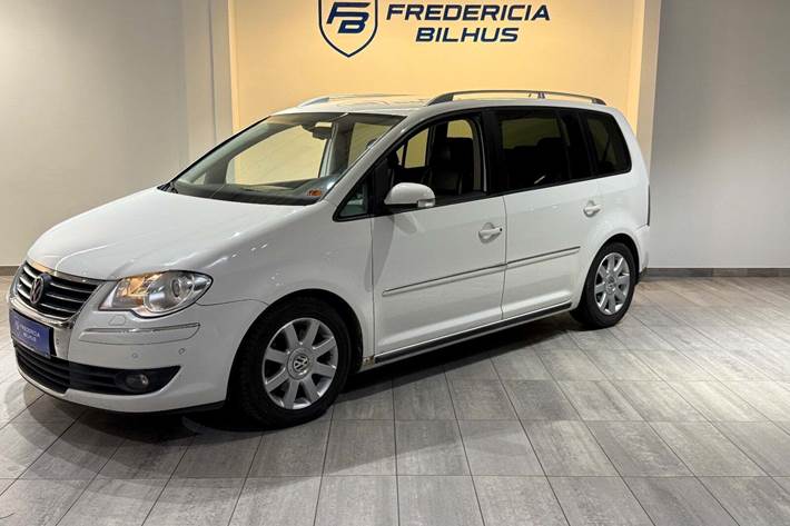 Hvid VW Touran fra 2008 set udefra