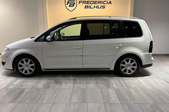 Hvid VW Touran fra 2008