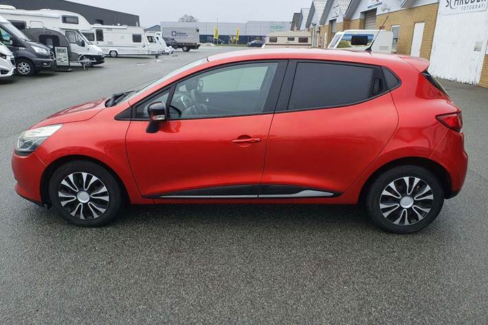 Rød Renault Clio IV fra 2013