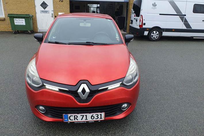 Rød Renault Clio IV fra 2013