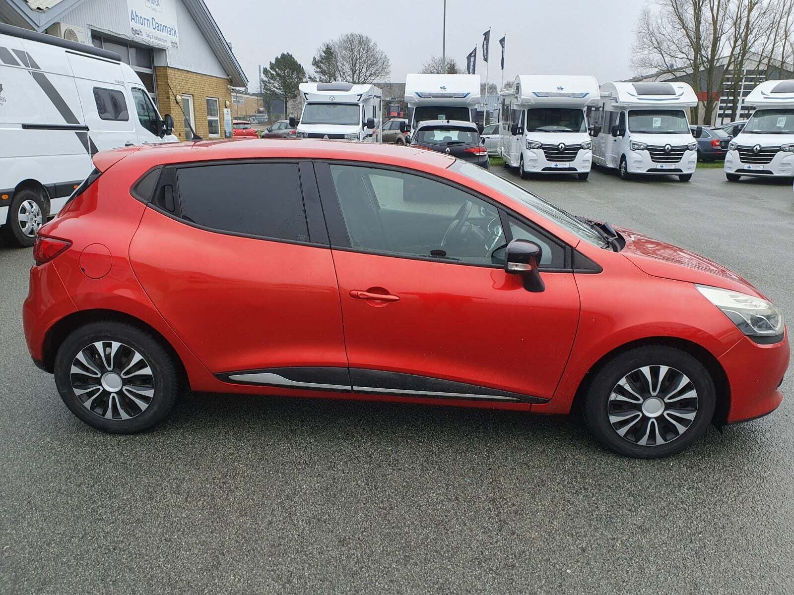 Rød Renault Clio IV fra 2013