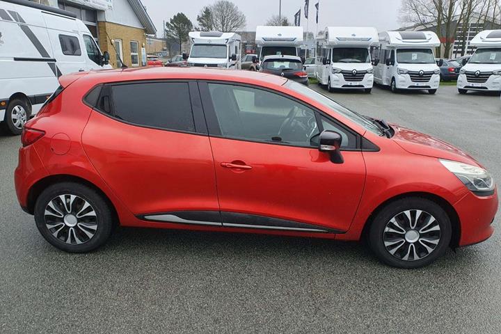 Rød Renault Clio IV fra 2013