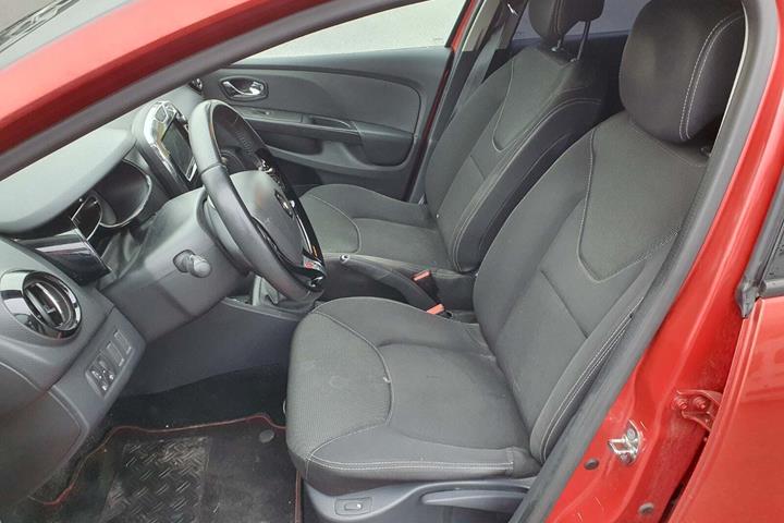 Rød Renault Clio IV fra 2013
