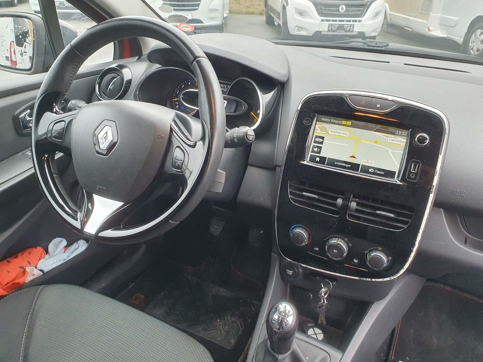 Rød Renault Clio IV fra 2013