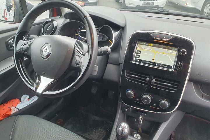 Rød Renault Clio IV fra 2013