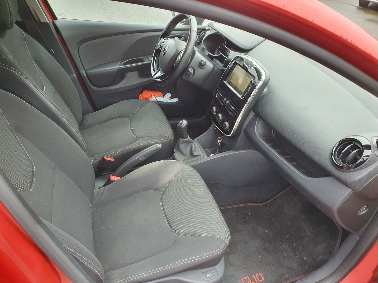 Rød Renault Clio IV fra 2013