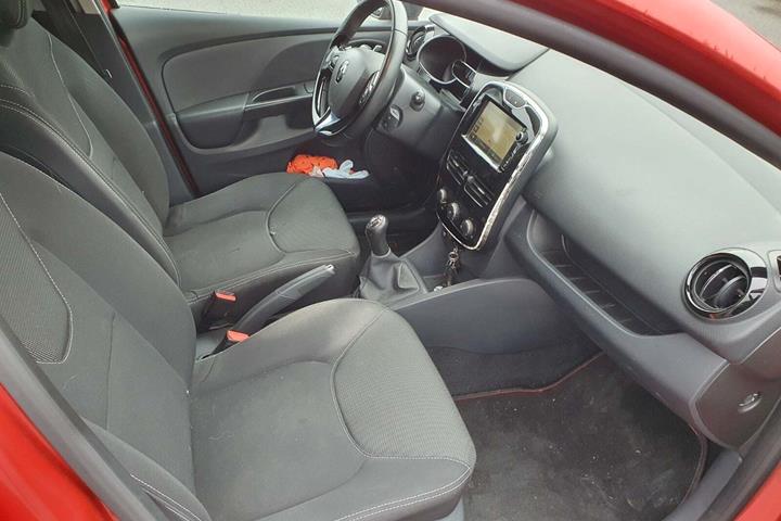 Rød Renault Clio IV fra 2013
