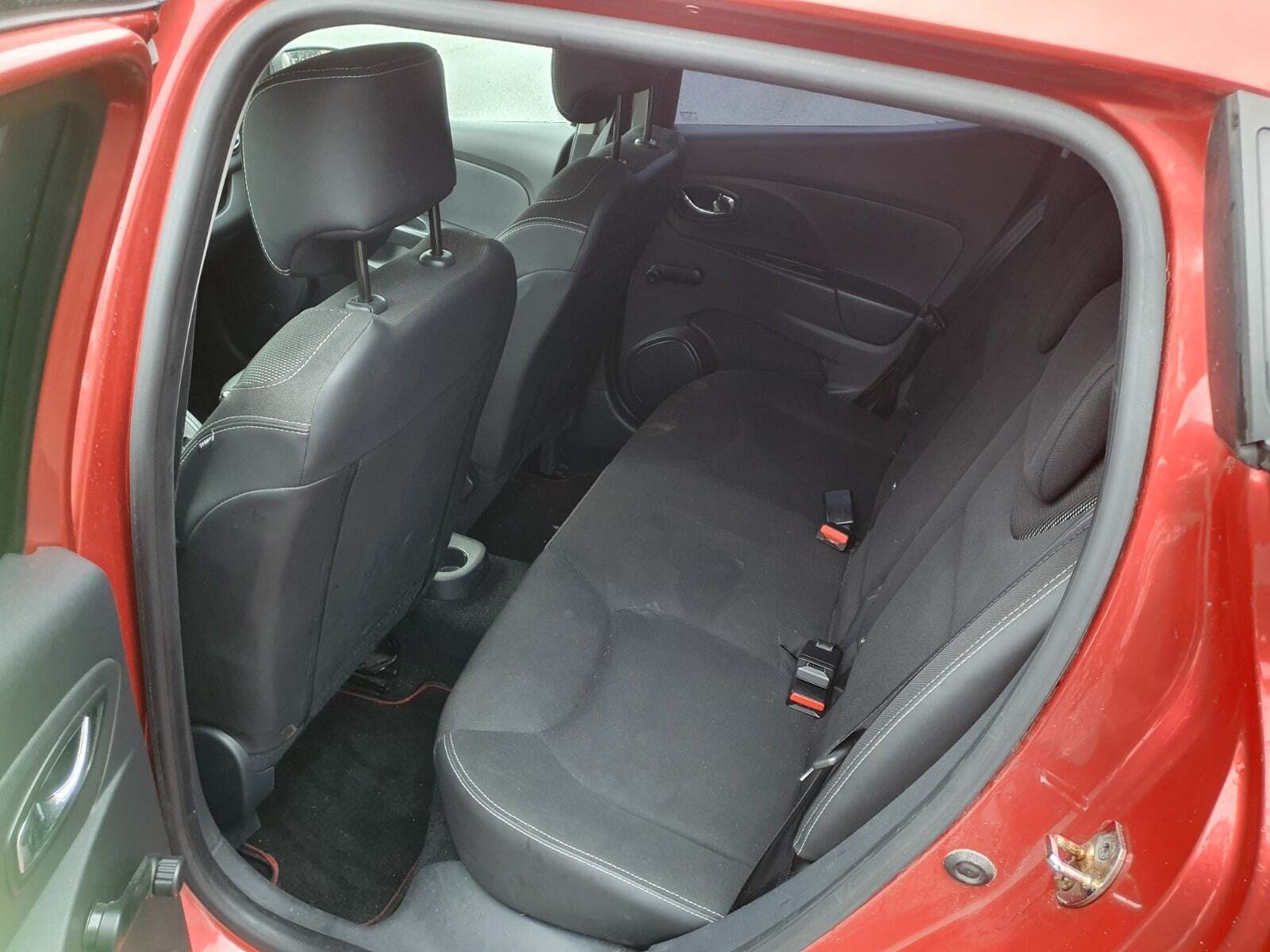 Rød Renault Clio IV fra 2013