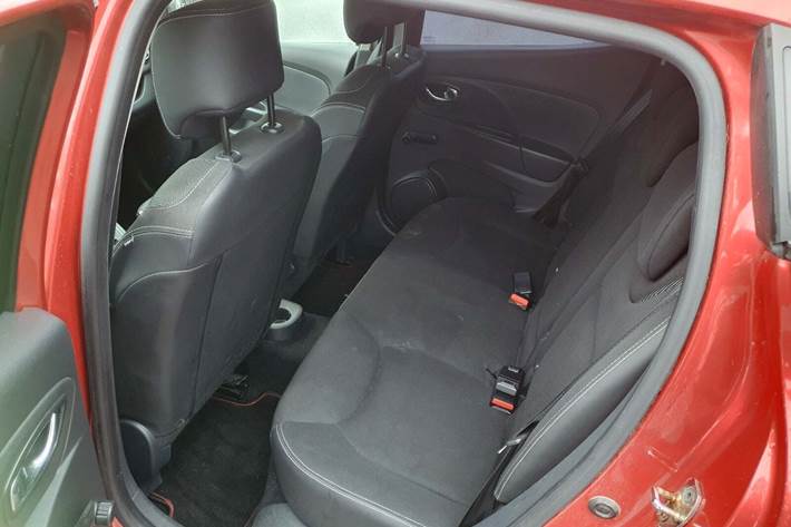 Rød Renault Clio IV fra 2013