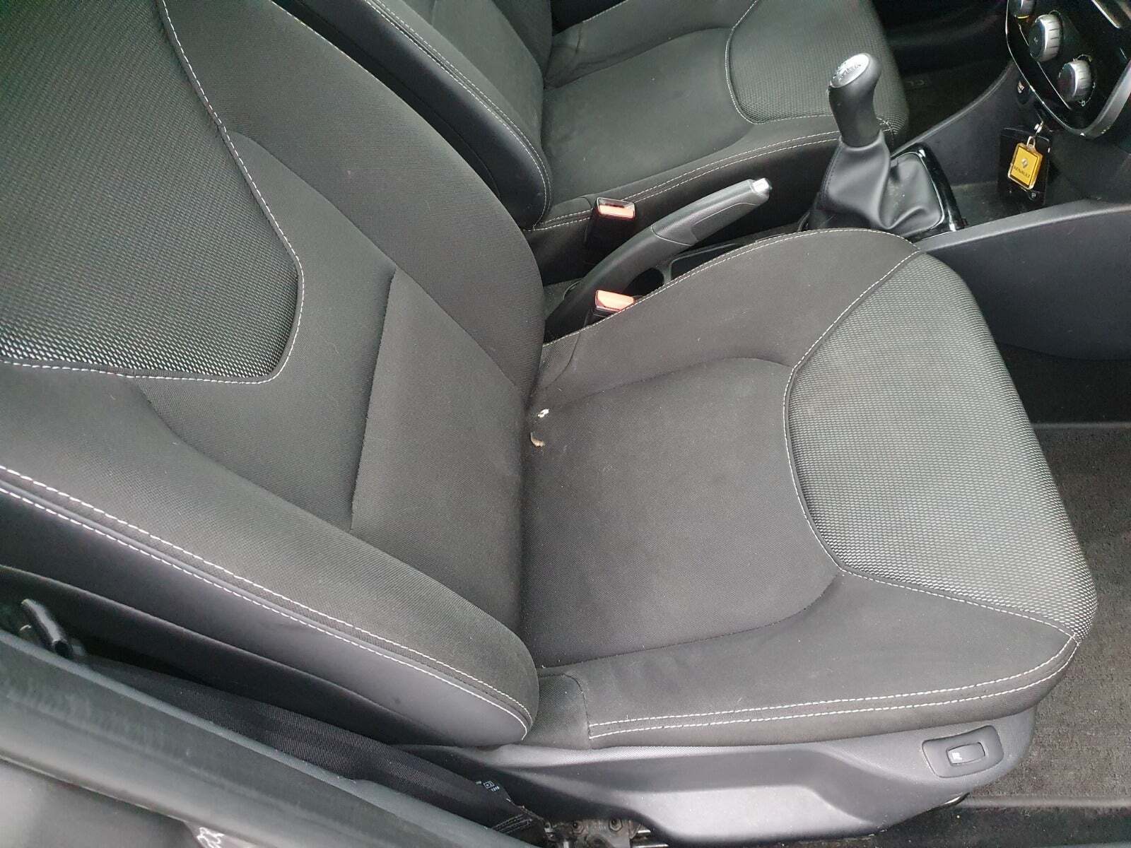 Grå Renault Clio IV fra 2015