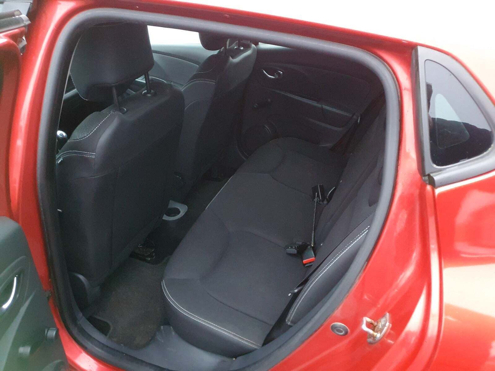 Rød Renault Clio IV fra 2013