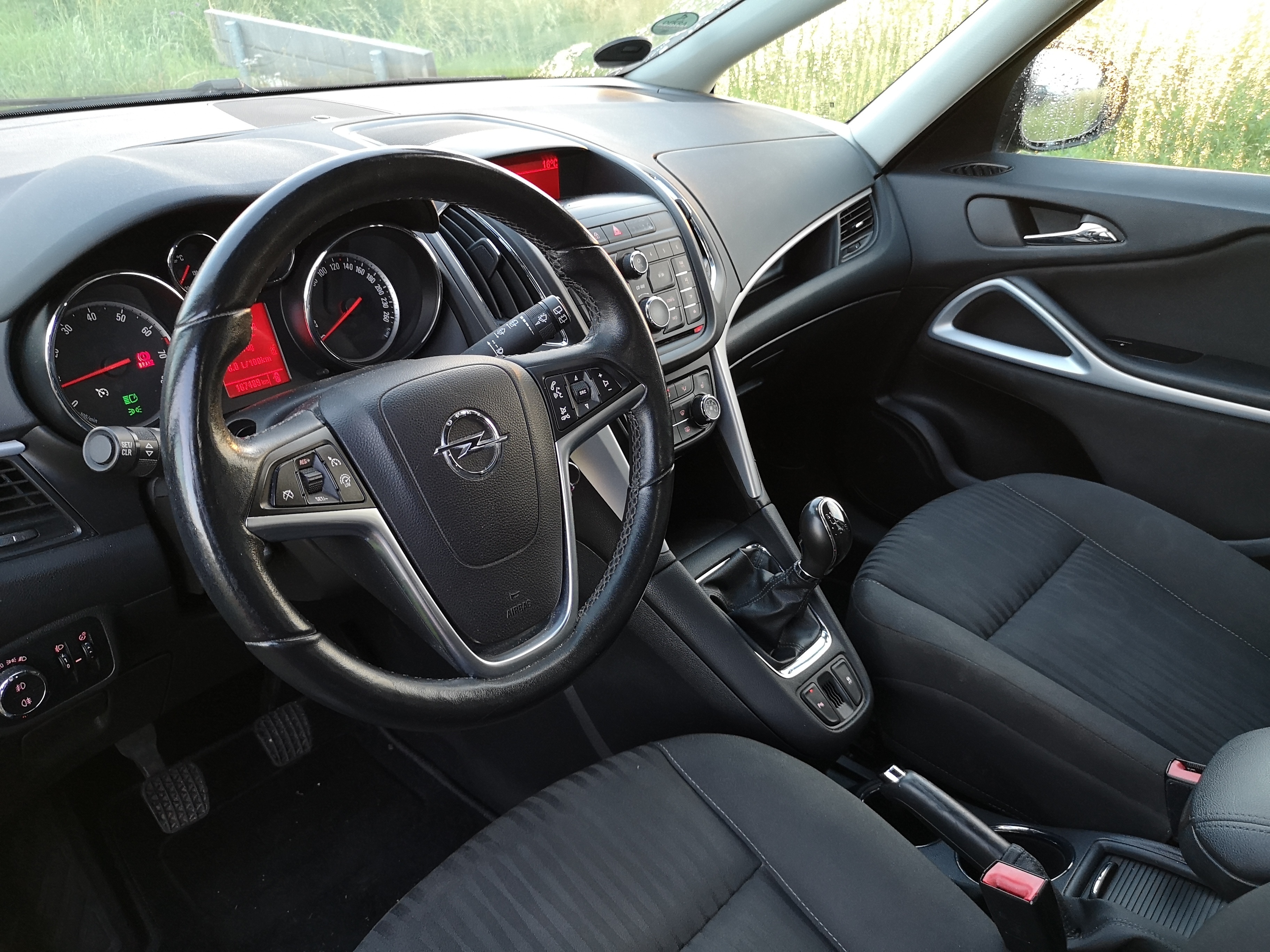 Grå Opel Zafira fra 2012