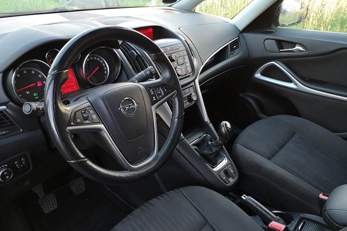 Grå Opel Zafira fra 2012