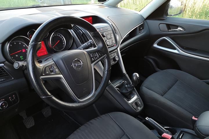 Grå Opel Zafira fra 2012