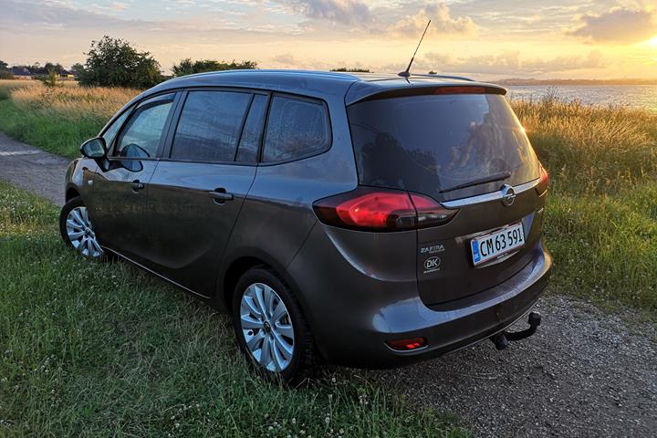 Grå Opel Zafira fra 2012