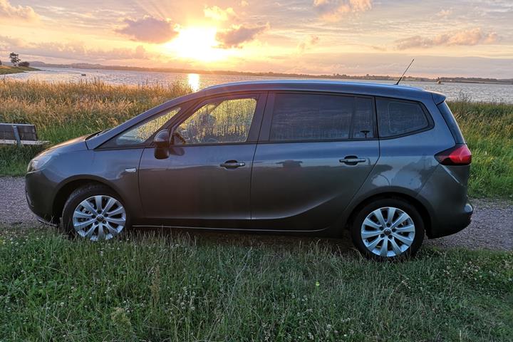 Grå Opel Zafira fra 2012