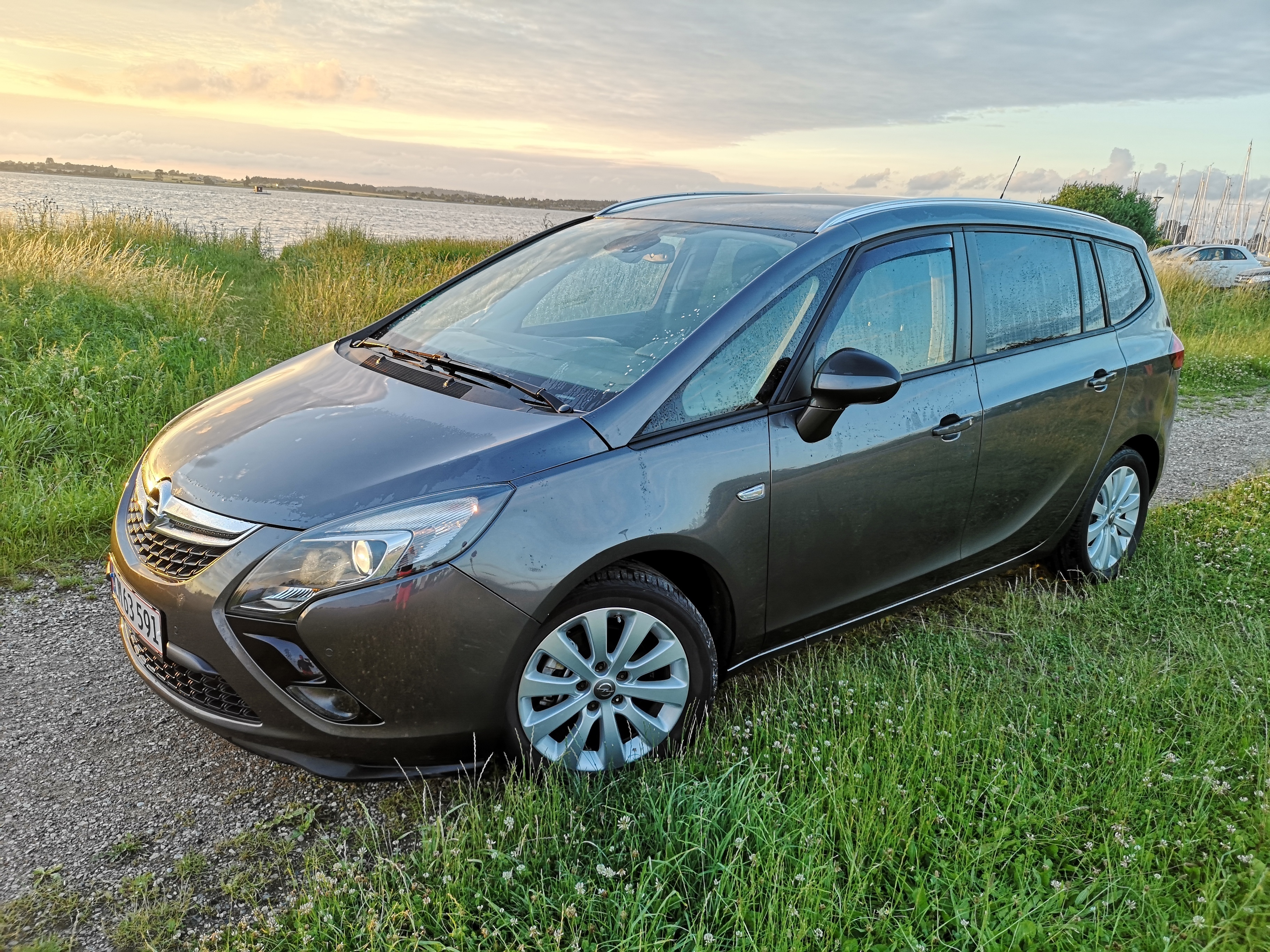 Grå Opel Zafira fra 2012