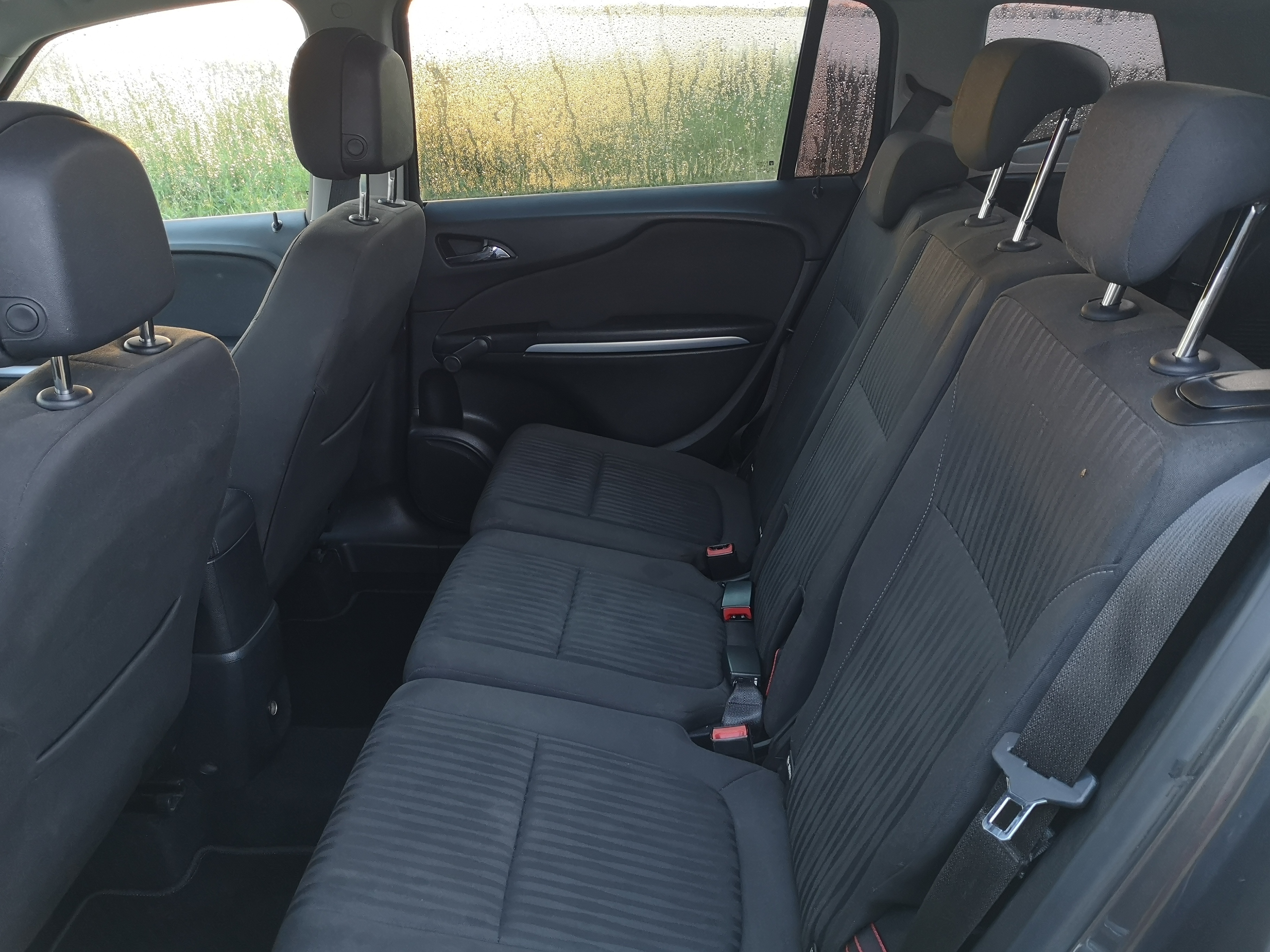 Grå Opel Zafira fra 2012