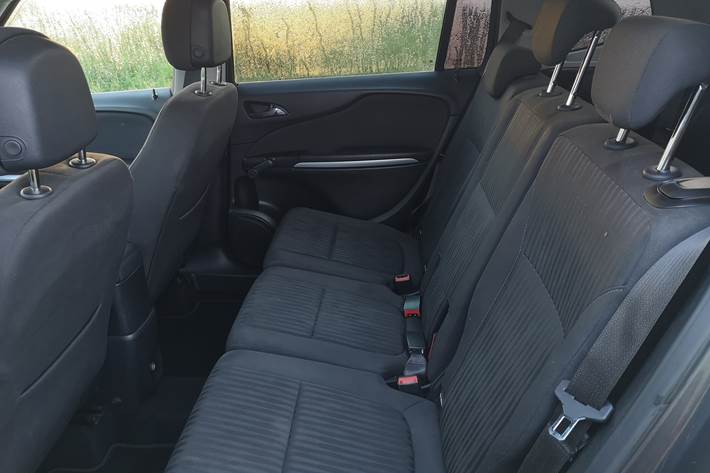 Grå Opel Zafira fra 2012