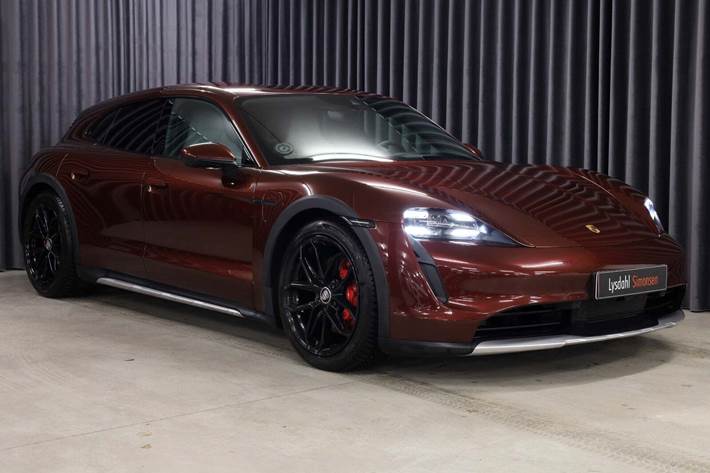 Rød Porsche Taycan 4S fra 2021 set udefra