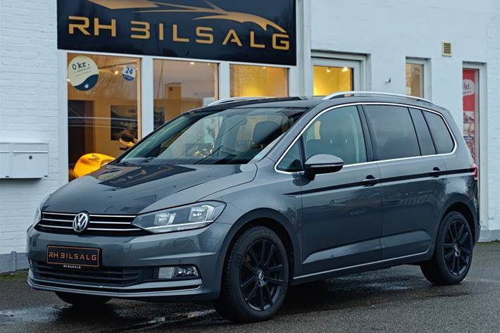Grå VW Touran fra 2017 set udefra