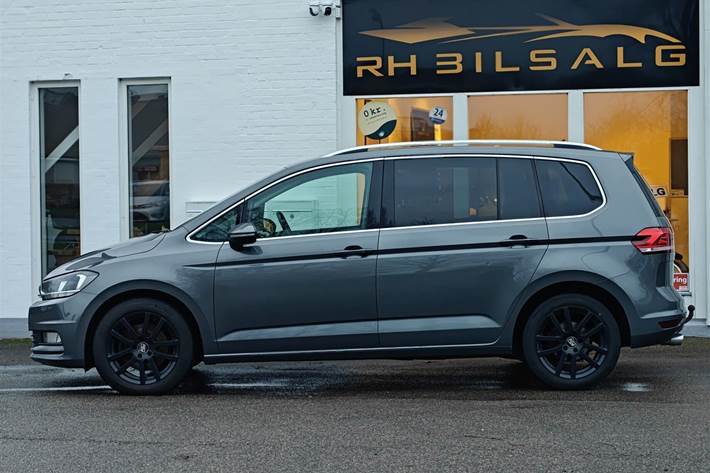 Grå VW Touran fra 2017