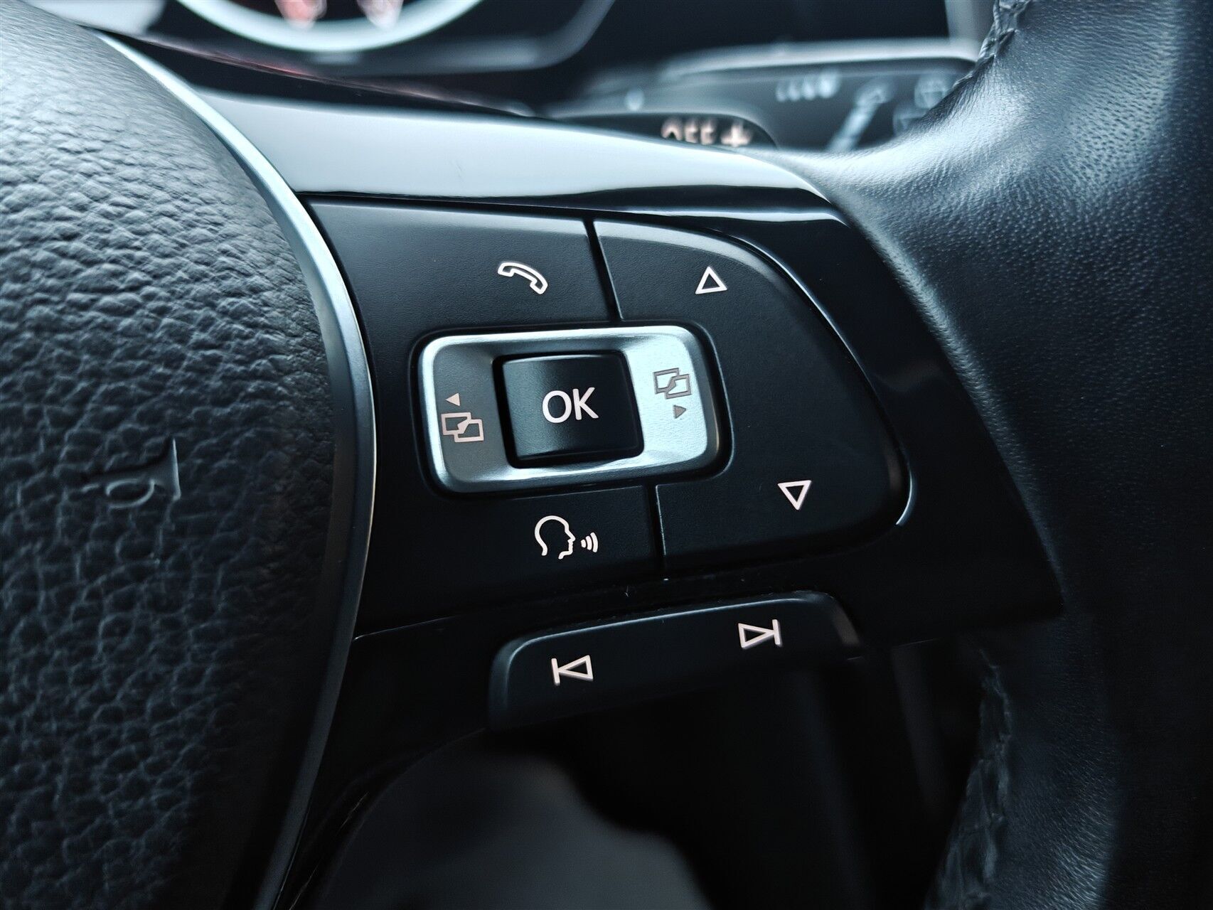 Grå VW Touran fra 2017