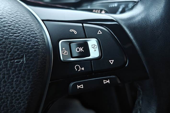 Grå VW Touran fra 2017