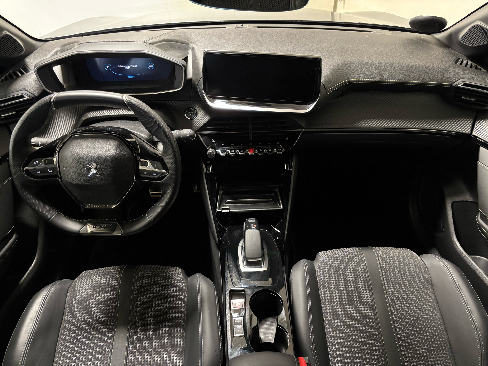 Sølv Peugeot e-208 fra 2022