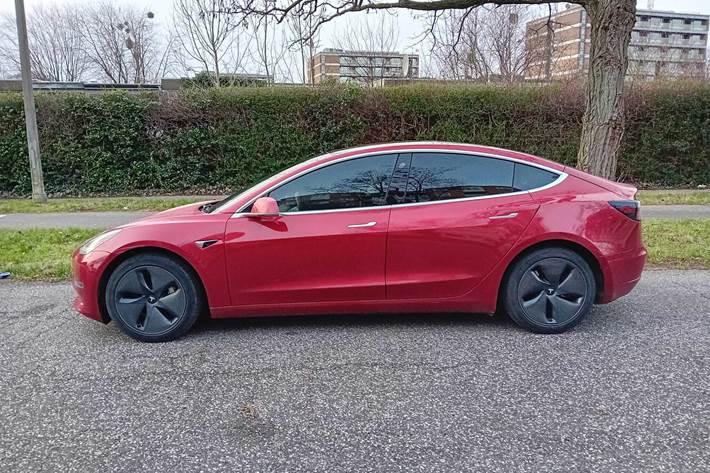 Rød Tesla Model 3 fra 2019
