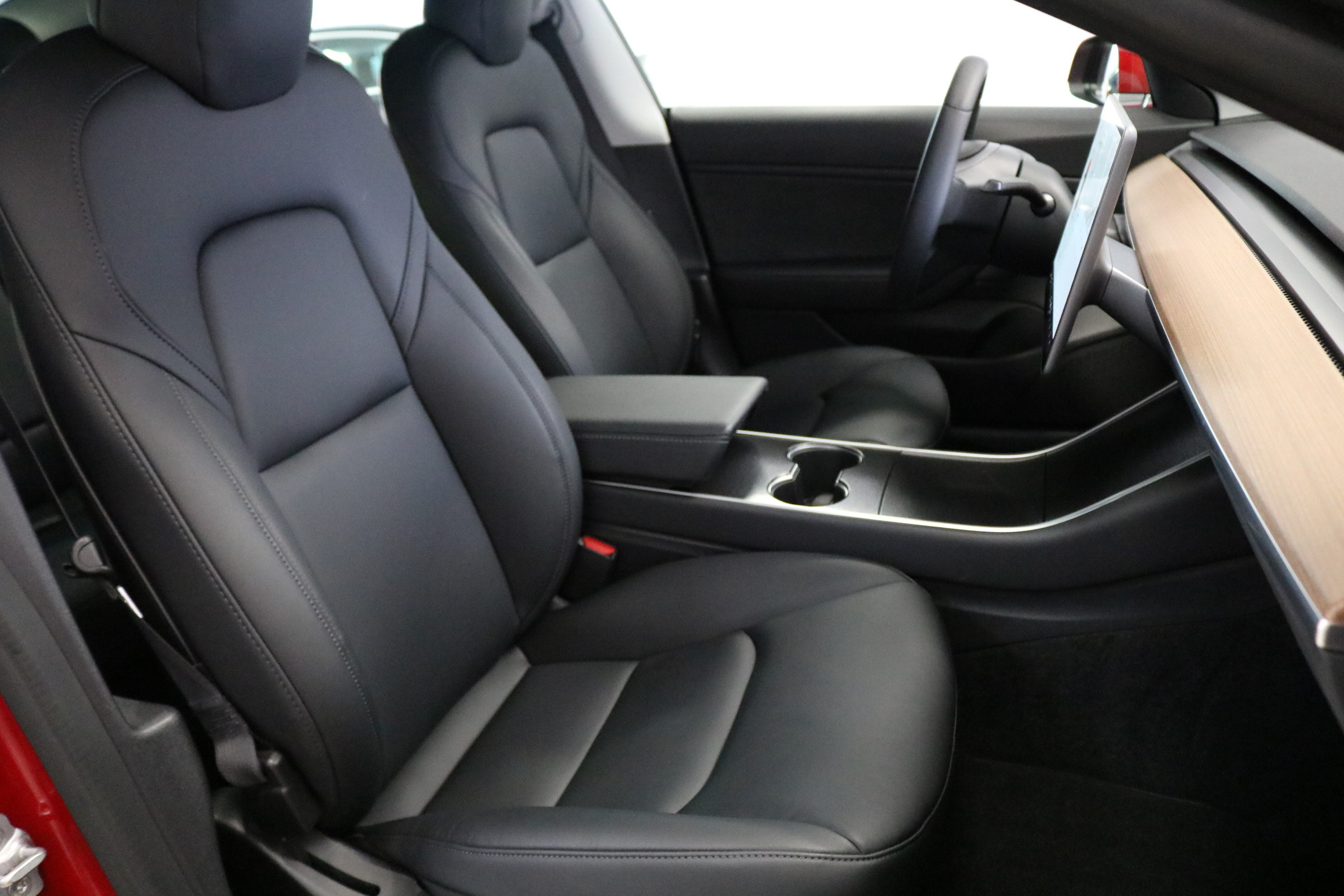 Rød Tesla Model 3 fra 2019