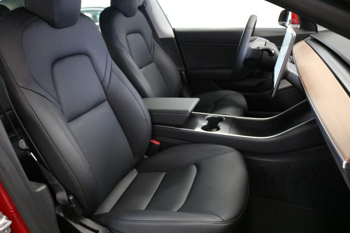 Rød Tesla Model 3 fra 2019