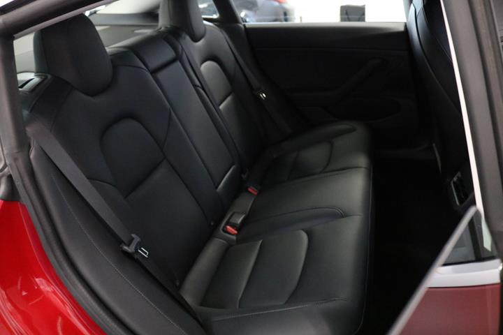 Rød Tesla Model 3 fra 2019