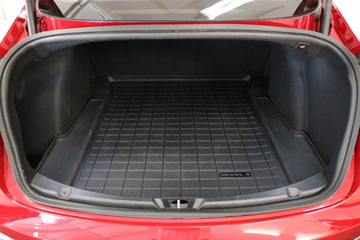 Rød Tesla Model 3 fra 2019