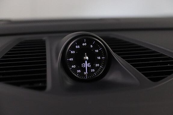 Sort Porsche Macan 4 fra 2025