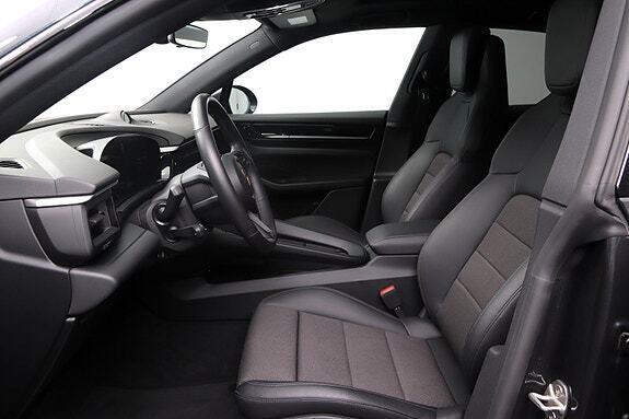 Sort Porsche Macan 4 fra 2025